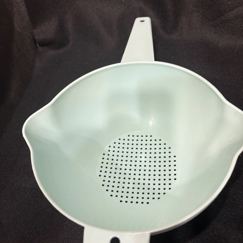 Vintage TUPPERWARE Light Blue 1 Quart Strainer Colander with Handle #1523-7